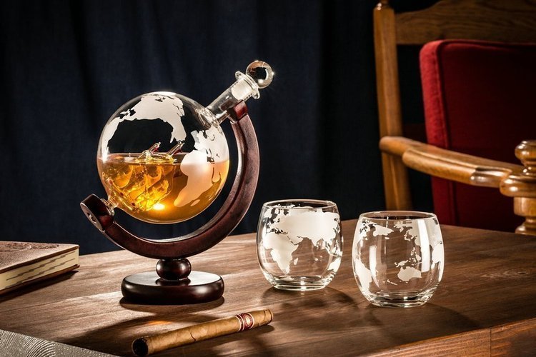 Sklenice na whisky +gravírováná karafa s lodi globus