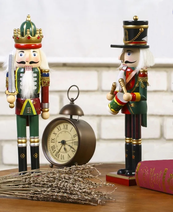 Louskáček dřevěná vánoční figurka krále s mečem