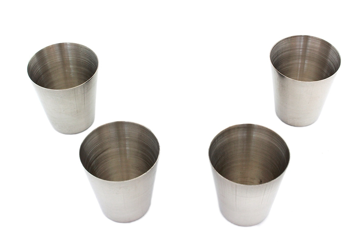 4 ks kovových panáků v koženkovém pouzdře 