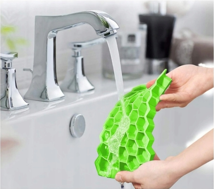 Silikonová flexibilní forma na led s víkem 37 kostek