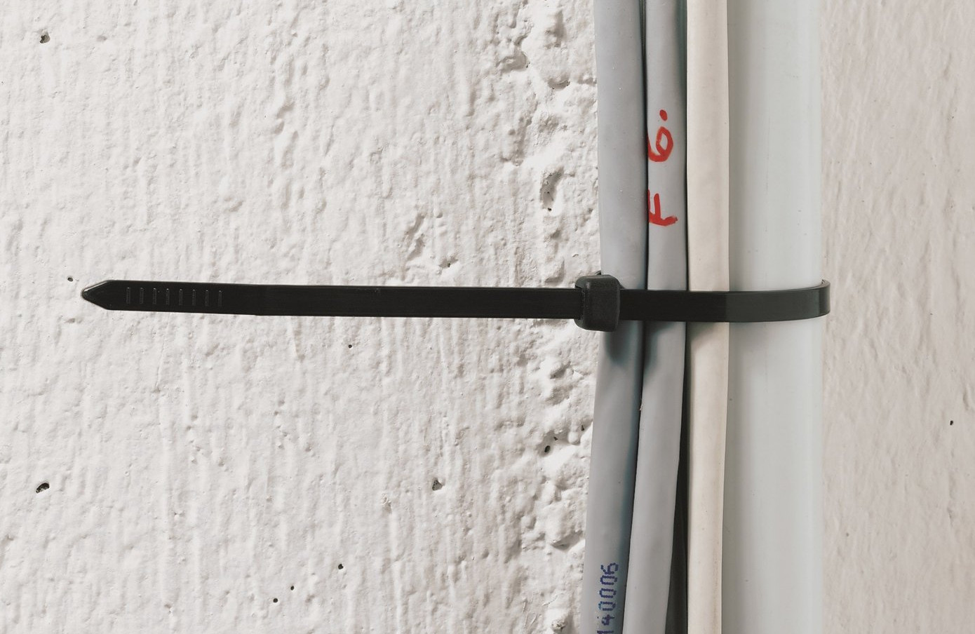 Stahovací páska černá balení 100 ks sada 3,6x150 kabelové svorky